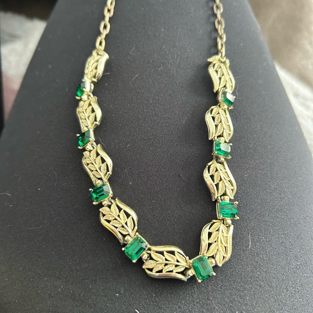 CORO Elegant Gold and EMERALD Green Necklace gold choker